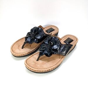Clarks Artisan Womens 10 Black Leather Flower Toe Post Sandals